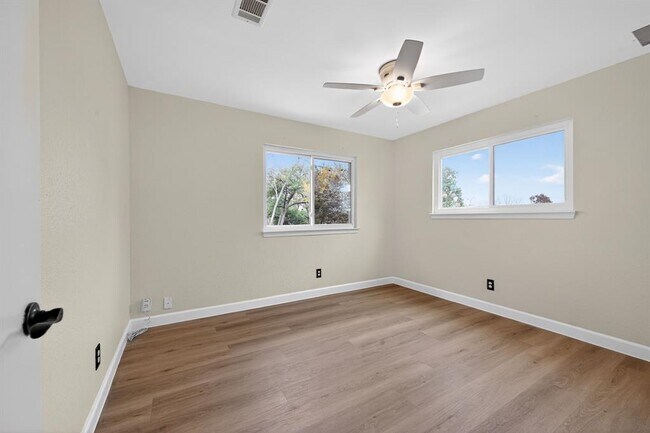 Foto del edificio - 3104 Harpers Ferry Ln