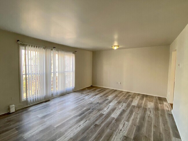 Building Photo - Lovely 3 BR/2 BA Townhome in Edgewood!