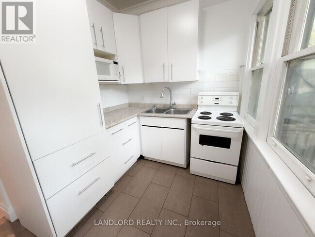 Photo du bâtiment - 2469 Queen St E