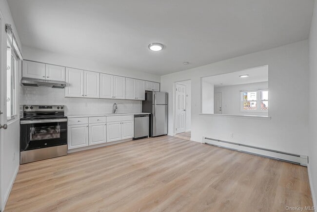 Building Photo - 54 Evergreen St