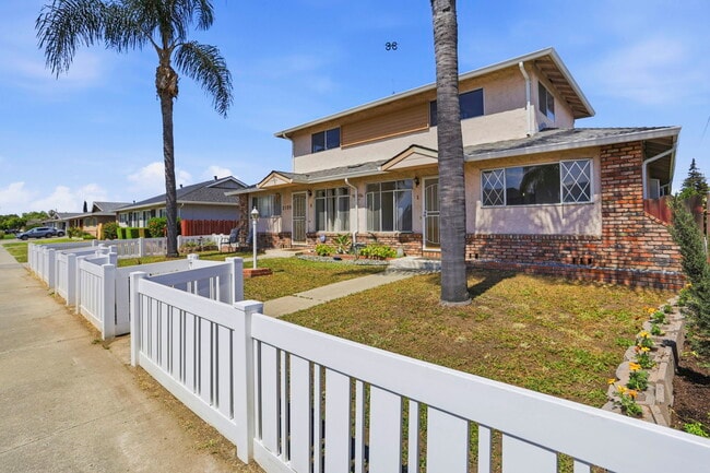 Building Photo - 2105 Royal Dr