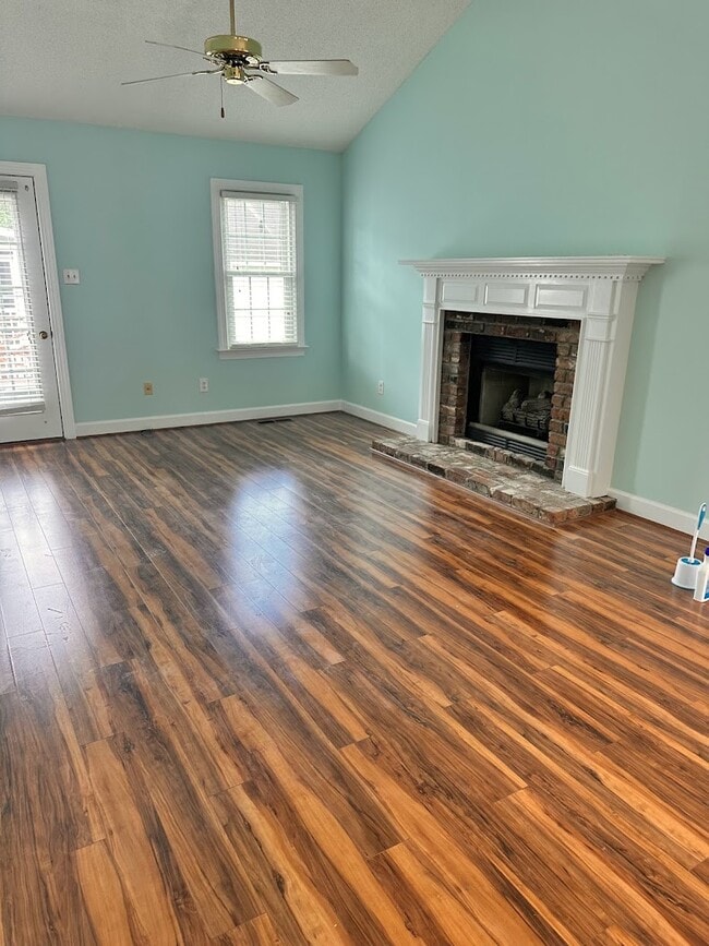 Building Photo - 912 S Hornbeam Dr