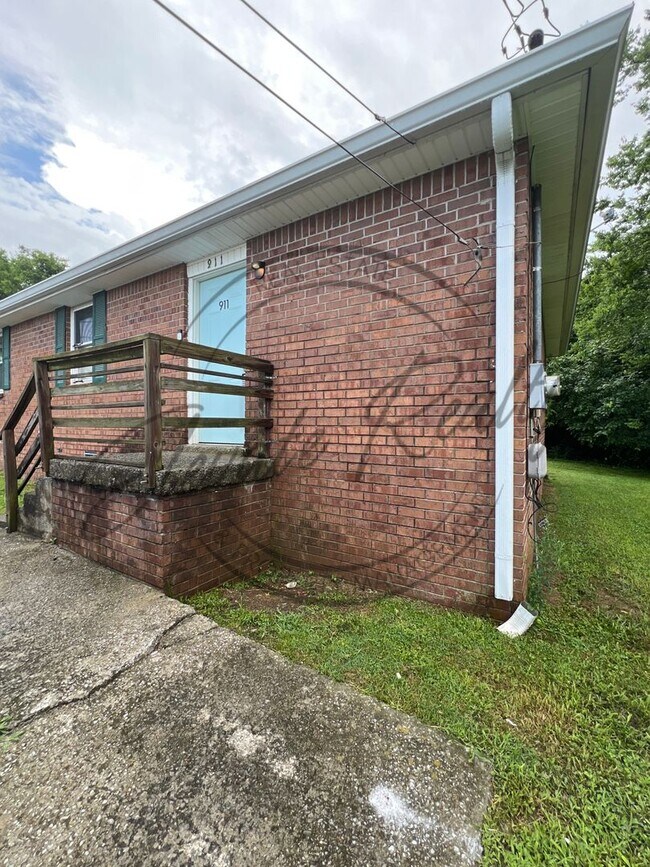 Building Photo - Trailwood Circle 909-911