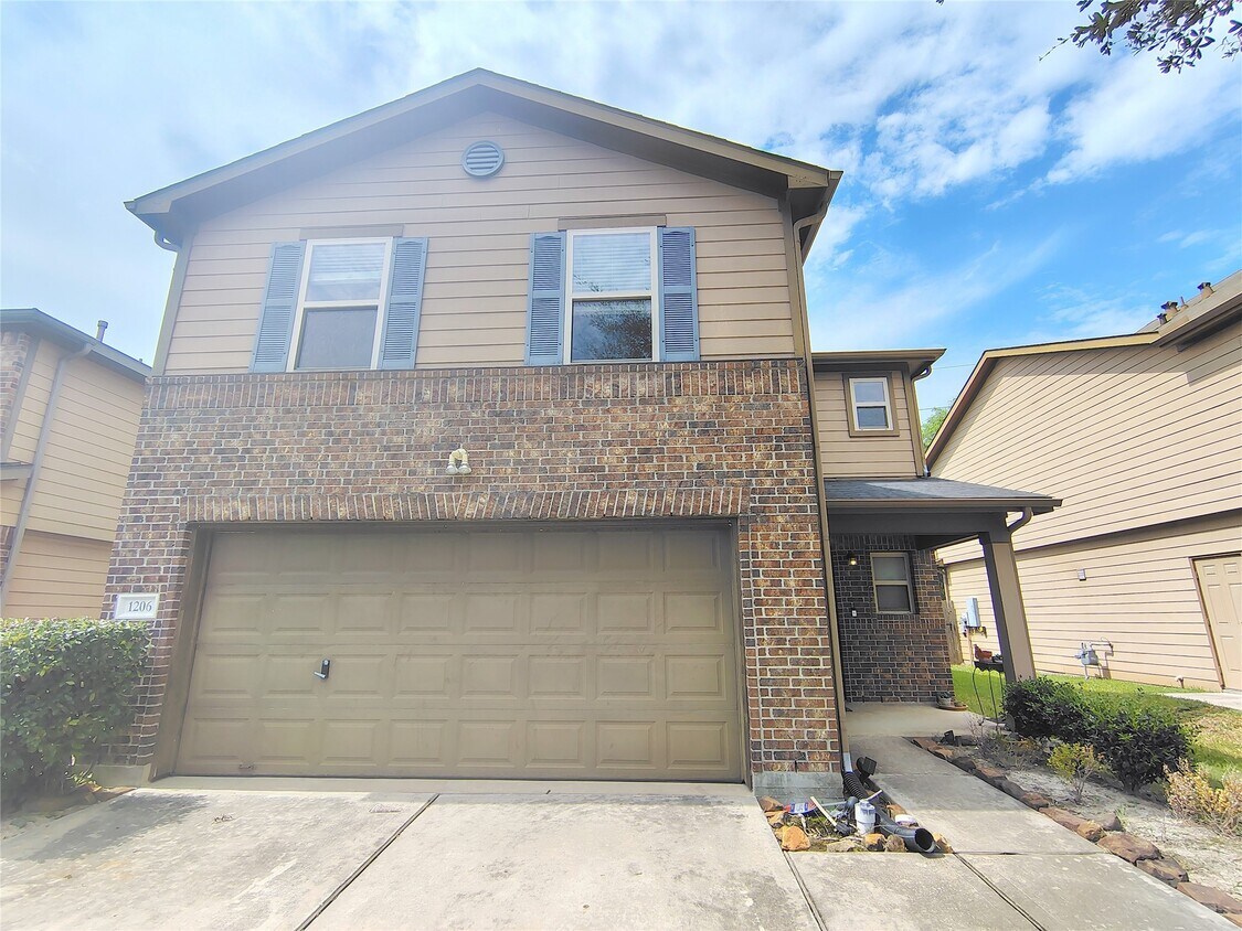 Foto principal - 1206 Larks Trace Ln