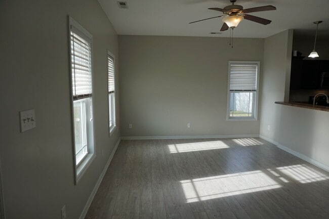 Building Photo - 3 Bedroom 2.5 Bathroom with a Bonus Room located in The Cottages at Petersburg Subdivision, Richl...