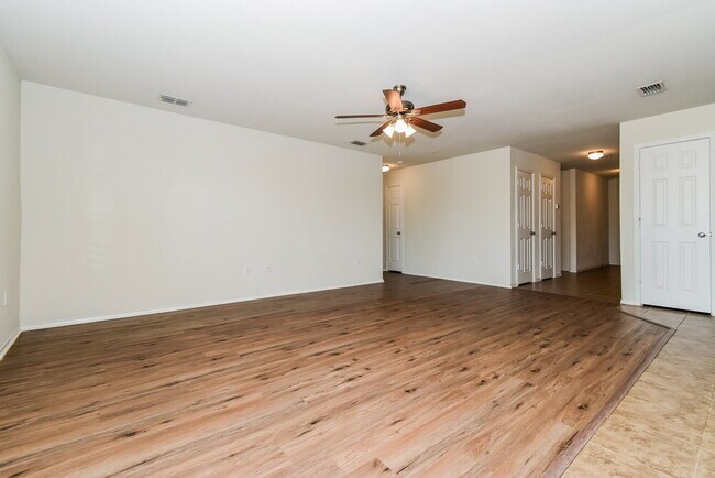Building Photo - 1449 Vernon Dr