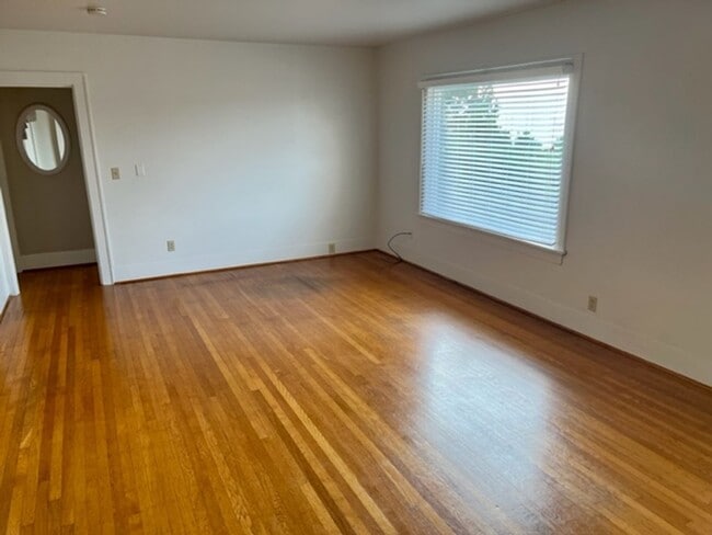 Building Photo - SKIRVIN TRIPLEX