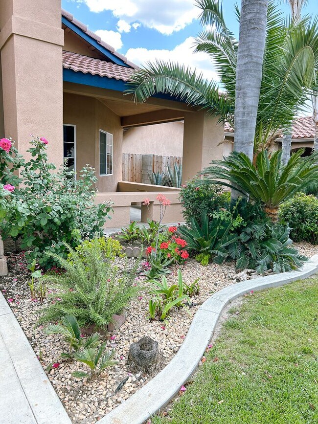 Building Photo - SW-Bakersfield 3 bedrooms 2 baths
