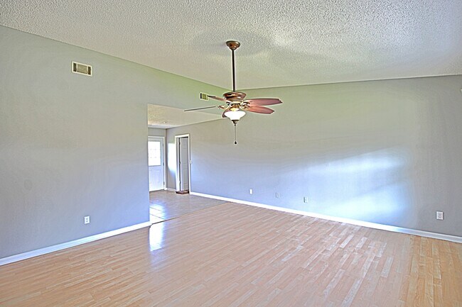 Building Photo - 850 Lyndsi Ln
