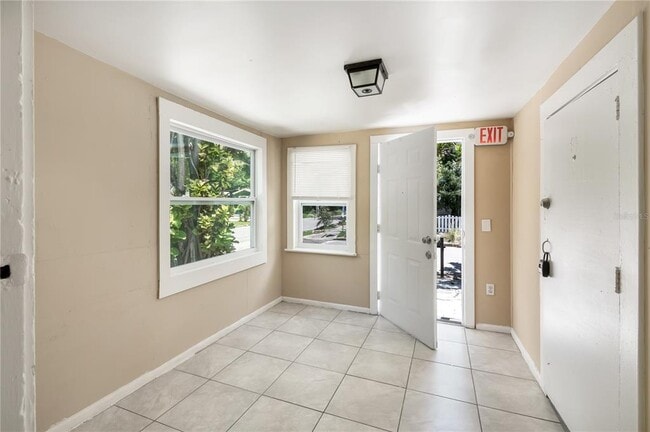 Building Photo - 418 E Amelia Ave