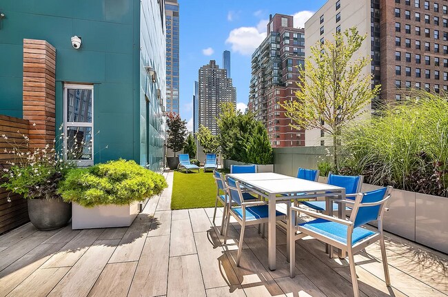 Foto del edificio - 225 W 60th St