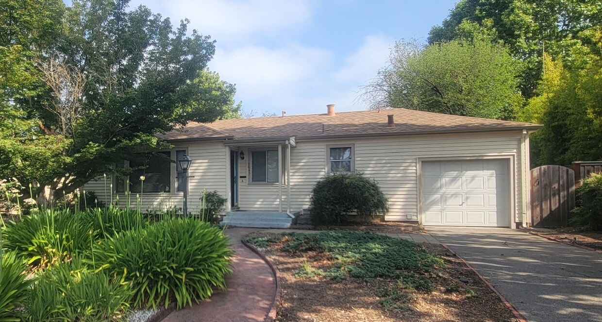 Primary Photo - Charming 2 Bedroom, 1 Bathroom Home in San...