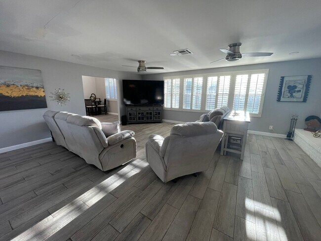 Building Photo - Beatuiful East Ridge Home