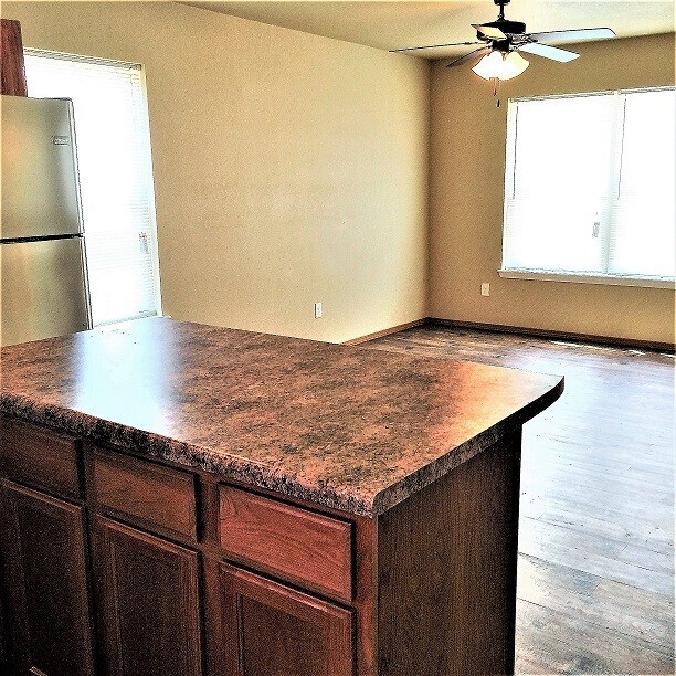 Building Photo - 2814 W Lakewood Dr