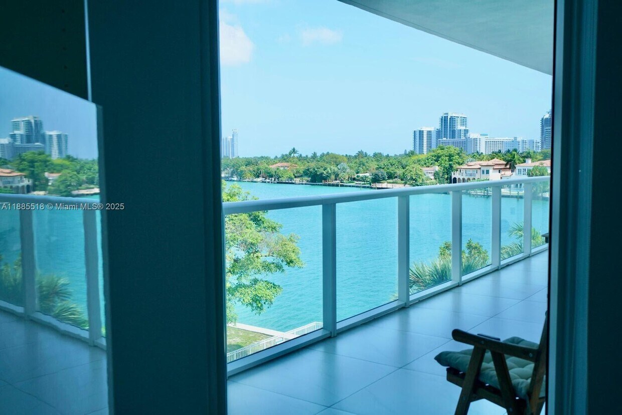 Foto principal - 9821 E Bay Harbor Dr