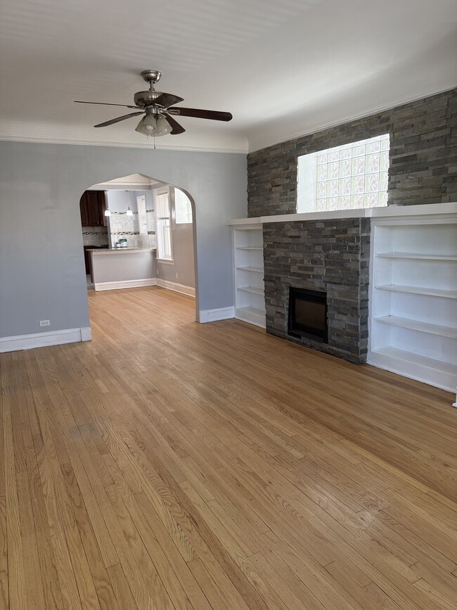 Building Photo - 5639 N Artesian Ave