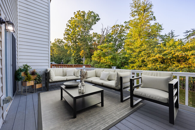 Composite Deck - 4535 Alliance Way