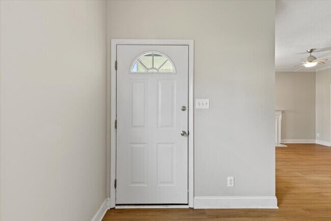 Building Photo - Beautiful Raleigh Town Home For Rent