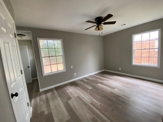 Building Photo - Remodeled 3bed/2bath house