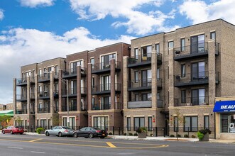 Building Photo - 6035 W North Ave