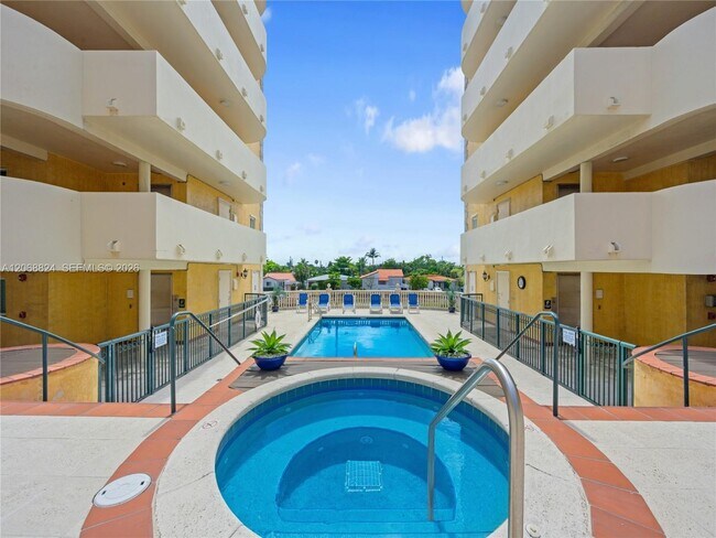 Foto del edificio - 8888 Collins Ave