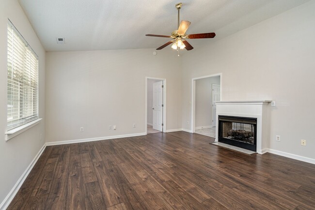 Building Photo - Fully renovated home on half an acre!