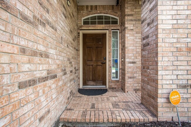 Building Photo - Gorgeous 3BR/2.5 Bath Single Family Home i...