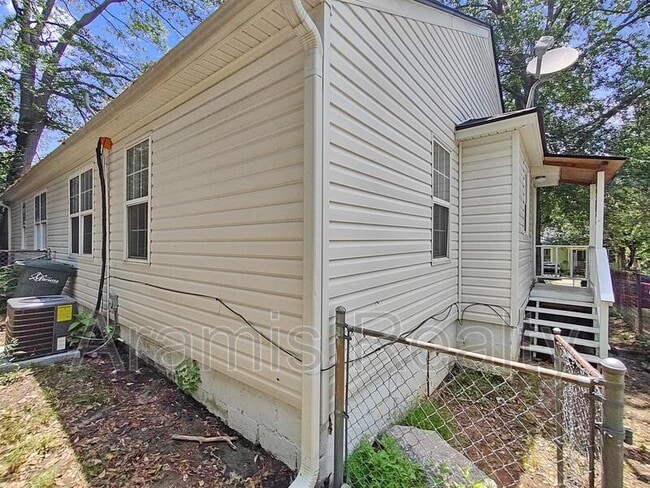 Building Photo - 463 Ramona St