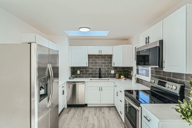 Building Photo - 1425 Northview Dr