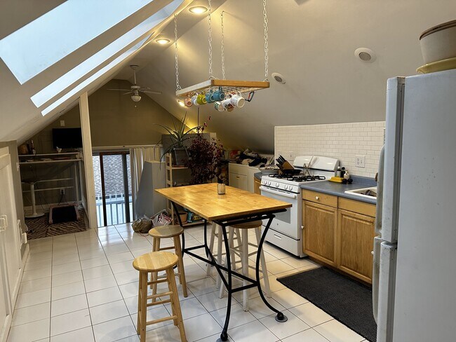 Eat-in Kitchen w/ washer and dryer - 1916 Polk St NE