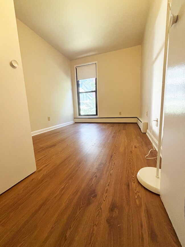 Building Photo - 10 Juniper St