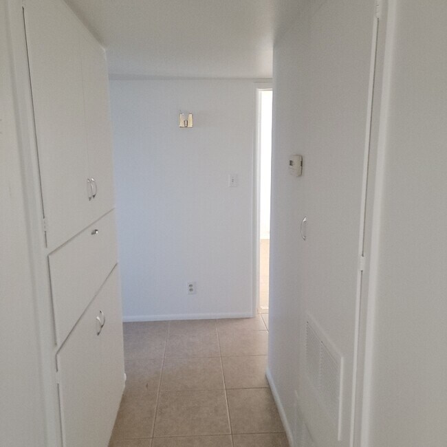 Building Photo - 10613 W El Rancho Dr