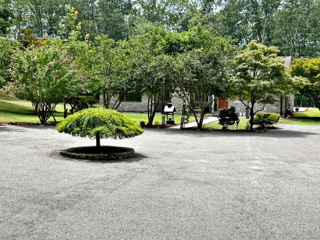 Foto del edificio - 93 Pisgah Rd