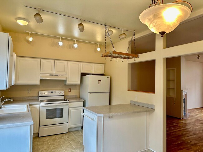 Building Photo - 2 WEEKS FREE RENT! Pet Friendly 2 Bedroom ...