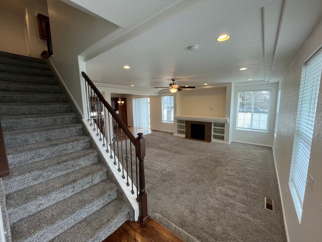 Foto del edificio - 5 Bed, 3.5 Bath with A/C, Available Now! -...