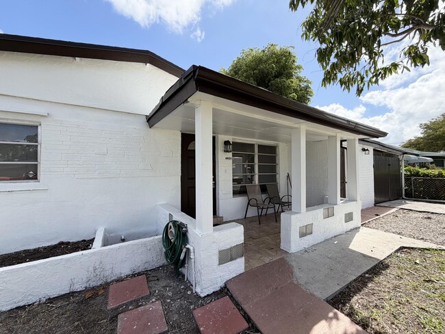 Foto del edificio - 4484 SW 49th Ct