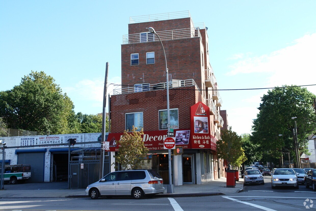 Foto principal - 40-59 College Point Blvd