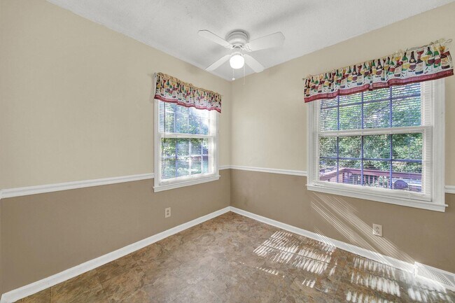 Foto del edificio - Charming Three Bed One and Half Bath Home ...
