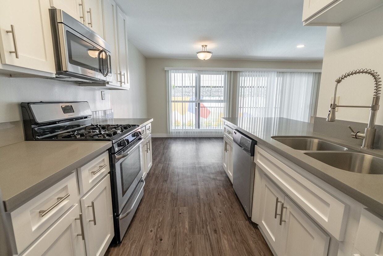 Foto principal - 1635 North Martel Avenue