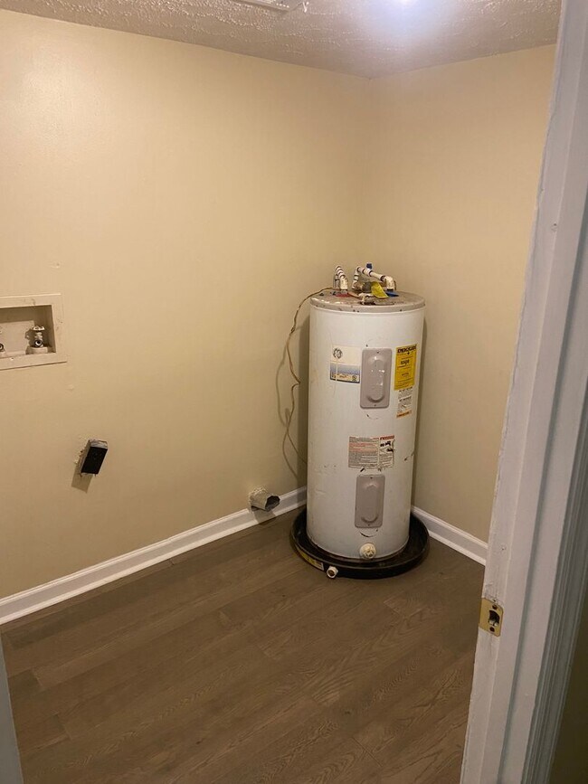 Foto del edificio - **AVAILABLE NOW**3 BEDROOM  / 1 BATHROOM H...