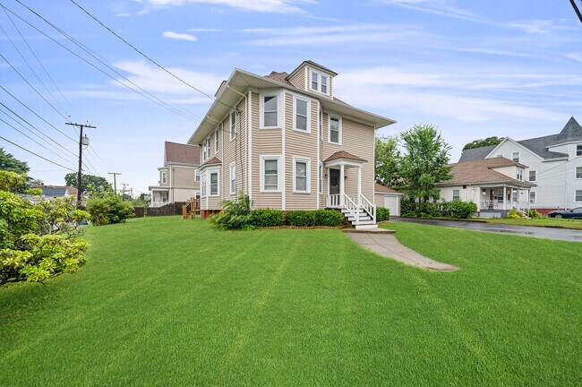 Building Photo - 167 Woodbine St