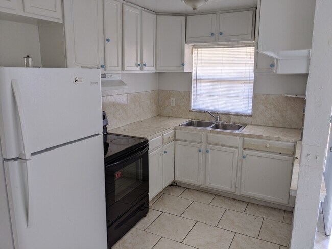 Building Photo - 5527 Bryson Dr