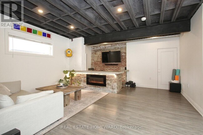 Photo du bâtiment - 1233 Dundas St E