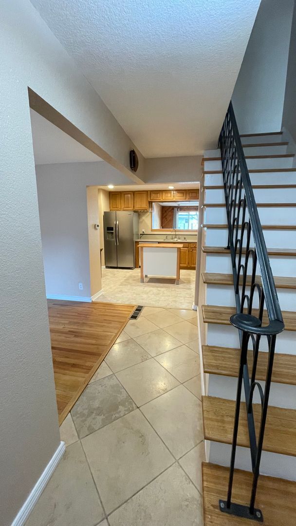 Foto del edificio - Spacious 4-Bedroom with Mountain Views & U...