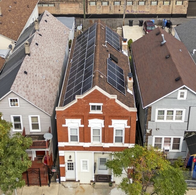 Techo con máxima capacidad solar, que proporciona electricidad gratuita a su vivienda. - 2338 W 18th Pl