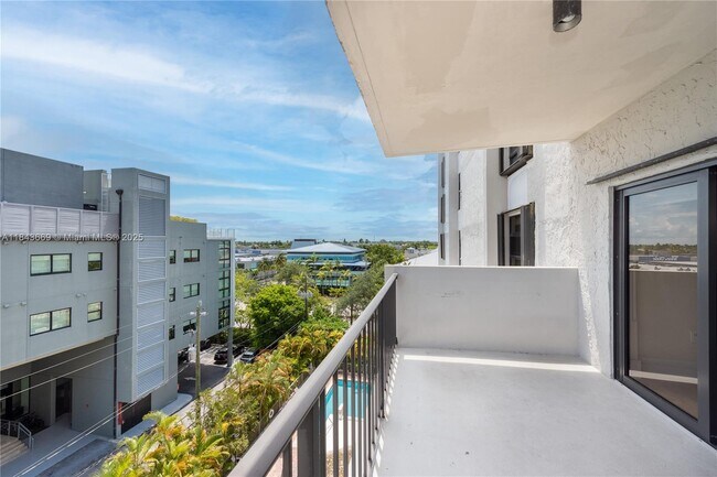 Foto del edificio - 575 Crandon Blvd