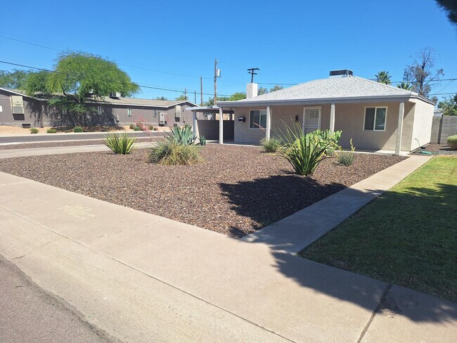 Foto del edificio - 1748 W Glenrosa Ave