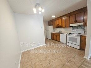 Building Photo - 6 Clyde St