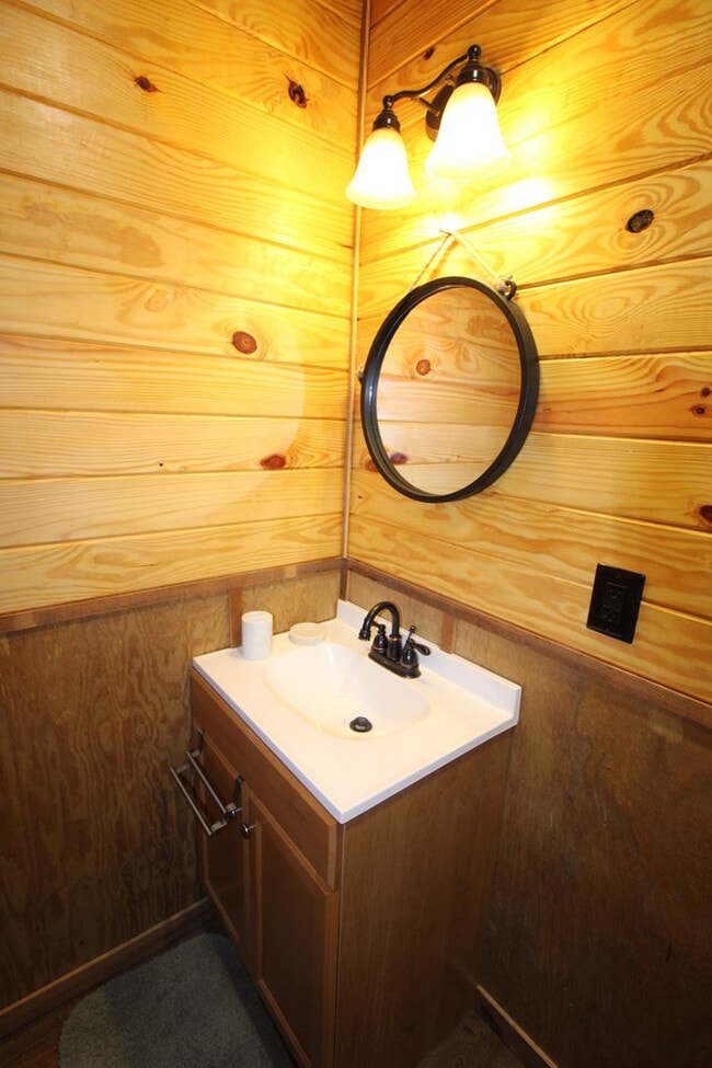 Building Photo - 900 Race Track Rd