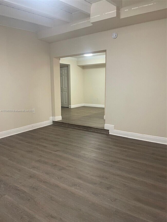 Building Photo - 10000 NW 80th Ct